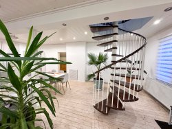 Wohnzimmer, Treppe zum Dachgeschoss
