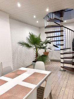 Wohnzimmer, Esstisch, Treppe zum Dachgeschoss